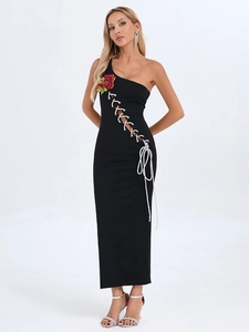Détail de la découpe latérale avec lacet et applique florale rouge sur robe moulante