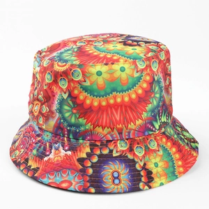 Gros plan détaillé du motif floral kaléidoscopique coloré sur le chapeau bob réversible