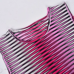 Nahaufnahme der farbenfrohen Strickstruktur und des Rundhals-Ausschnitts am Kleid