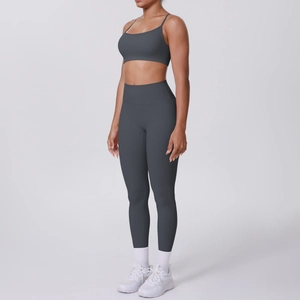 Détail du legging de yoga taille haute et soutien-gorge de sport gris anthracite