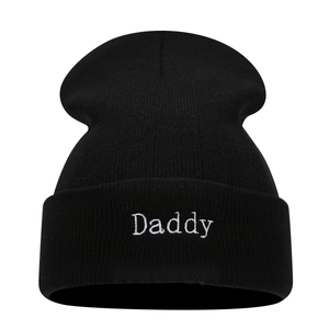 Bonnet noir avec broderie Daddy blanche, bonnet en maille élégant pour un look urbain