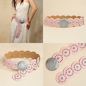 Détails d'une ceinture bohème rose avec incrustations turquoise et boucle vintage