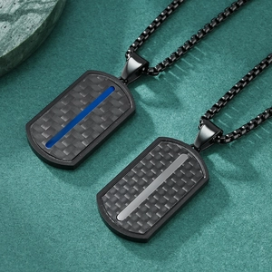 Pendenti militari in fibra di carbonio con strisce blu e argento su superficie in pietra