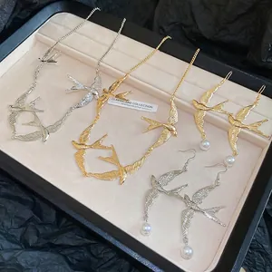 Vintage Schwalben Schmuckset mit Perlenakzenten in Gold- und Silberschliff
