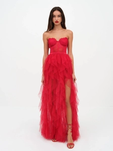 Détail du bustier corset rouge avec broderie en dentelle et couches de tulle à volants