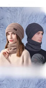 Dettaglio del set invernale in maglia con cappello e scaldacollo, fodera in pile e logo pelle