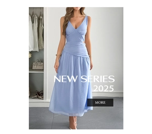 Dettaglio del vestito lungo celeste con scollo a V, vita pieghettata e tessuto chiffon