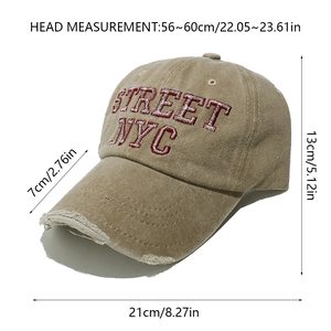 Dettaglio del ricamo NYC e della visiera usurata con misure per il cappellino kaki