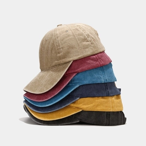 Détail de casquettes de baseball en coton délavé empilées en plusieurs couleurs vintage