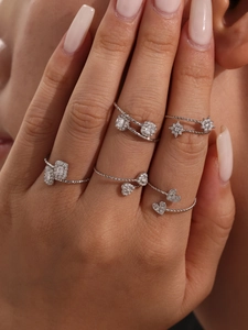 Détail de bagues argentées empilables avec motifs de cœur et d'étoile en zircone