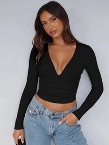 Haut moulant noir à manches longues et col en V avec texture côtelée pour la mode printanière