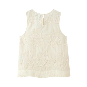 Détail de broderie florale sur haut sans manches crème en texture coton et lin de qualité