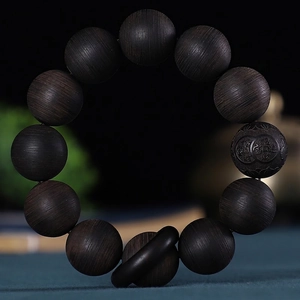 Détail macro de perles de prière en bois d'aigle avec grain fin et motif gravé