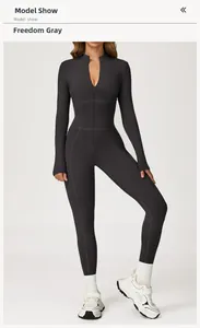 Détail des coutures à la taille et du col montant zippé sur ce body de sport gris