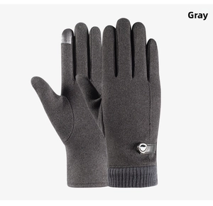 Détail de gants tricotés gris avec index tactile et garniture en cuir sur le poignet