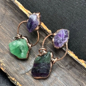 Colgante de bronce vintage con amatista natural y piedras de fluorita verde cruda