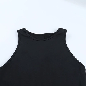 Détail du col rond et de la texture du tissu satiné de cette robe noire élégante