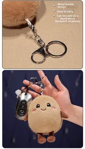 Détail d'un porte-clés peluche patate avec un fermoir mousqueton en métal résistant