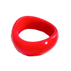Minimalistischer roter klobiger Acrylharz Armreif mit polierter Oberfläche auf Weiß