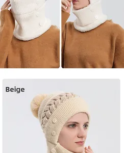 Detail der beige Strick-Sturmhaube mit warmem Fleecefutter und Dekoknöpfen
