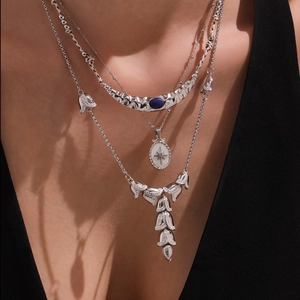 Set di collane multistrato in oro 18 carati con gemma blu e ciondoli a forma di mughetto