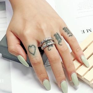 Detailansicht eines silbernen Rings mit Lavastruktur am Finger im Vintage Stil