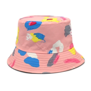 Dettaglio cappello a secchiello rosa con motivi graffiti astratti e cuciture rinforzate