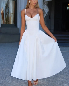 Détail de robe bustier blanche élégante avec laçage au dos et jupe évasée en A