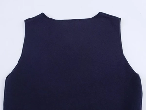 Detailansicht von Rundhalsausschnitt und Ärmelnähten am dunkelblauen Strickkleid