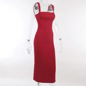 Detalle de vestido largo rojo ajustado en punto acanalado con elegante escote cuadrado