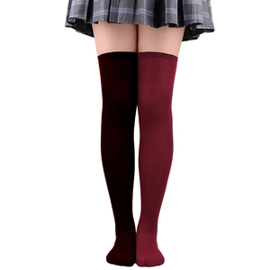 Détail de chaussettes hautes montrant la texture en maille bordeaux et rouge foncé