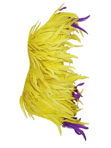 Détail de plumes élégantes jaunes et violettes sur l'épaule d'une robe de soirée de gala