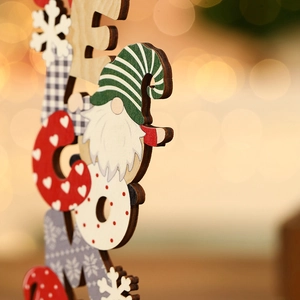 Détail d'un gnome de Noël en bois montrant la structure multicouche et la peinture