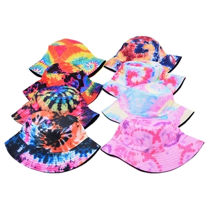 Plusieurs bobs tie-dye colorés avec motifs graffiti en spirale sur fond blanc
