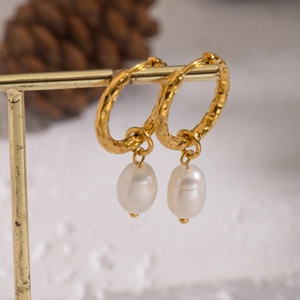 Orecchini a cerchio martellati placcati oro 18K in acciaio con pendenti in perle naturali