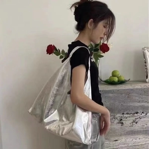Grand sac fourre-tout argenté minimaliste avec finition métallique pour femme