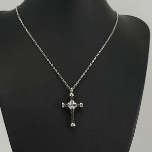 Détail du collier avec pendentif croix en argent et noir sur un buste de mannequin
