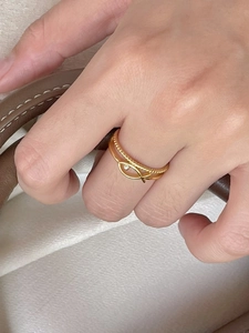 Detailed view of 925 silver fish ring with twisted band and zircon on model's finger