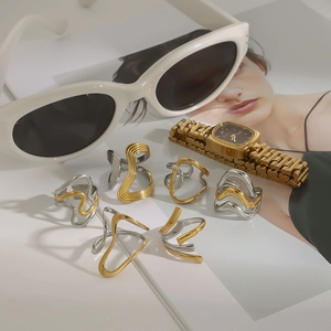 Bagues en acier titane au design ondulé irrégulier en or et argent avec accessoires de mode