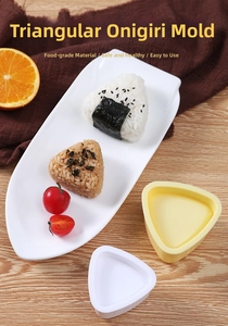 Set di stampi per onigiri giapponesi triangolari con palline di riso pronte su un piatto