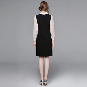 Elegante abito cheongsam bianco e nero a maniche lunghe con maniche semitrasparenti