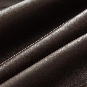Vue macro du simili cuir marron foncé avec grain galet raffiné et fini vintage