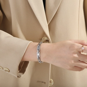 Minimalist geometric stainless steel link bracelet for men and women in silver finish