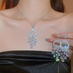 Détail d'un ensemble de bijoux luxueux avec zircon brillant porté par un mannequin