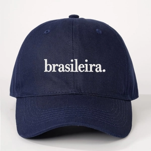 Casquette en coton bleu marine avec broderie brasileira blanche sur fond neutre