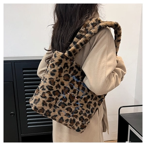 Détail du sac cabas en fausse fourrure léopard avec broderie ours bleue et texture