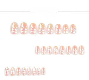 Makro-Detail von irisierenden 3D-Press-On-Nägeln mit orange-rosa Wasserwellentextur