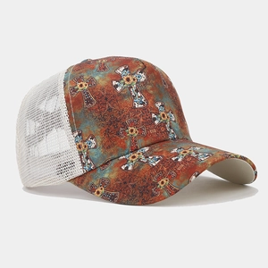 Dettaglio del cappello trucker vintage con rete e stampa rustica di girasole