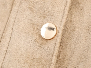 Gros plan sur la texture de la veste en daim kaki avec bouton métallique doré rond