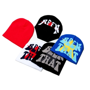 Détail de bonnets en maille avec motifs jacquard et étoiles en plusieurs couleurs